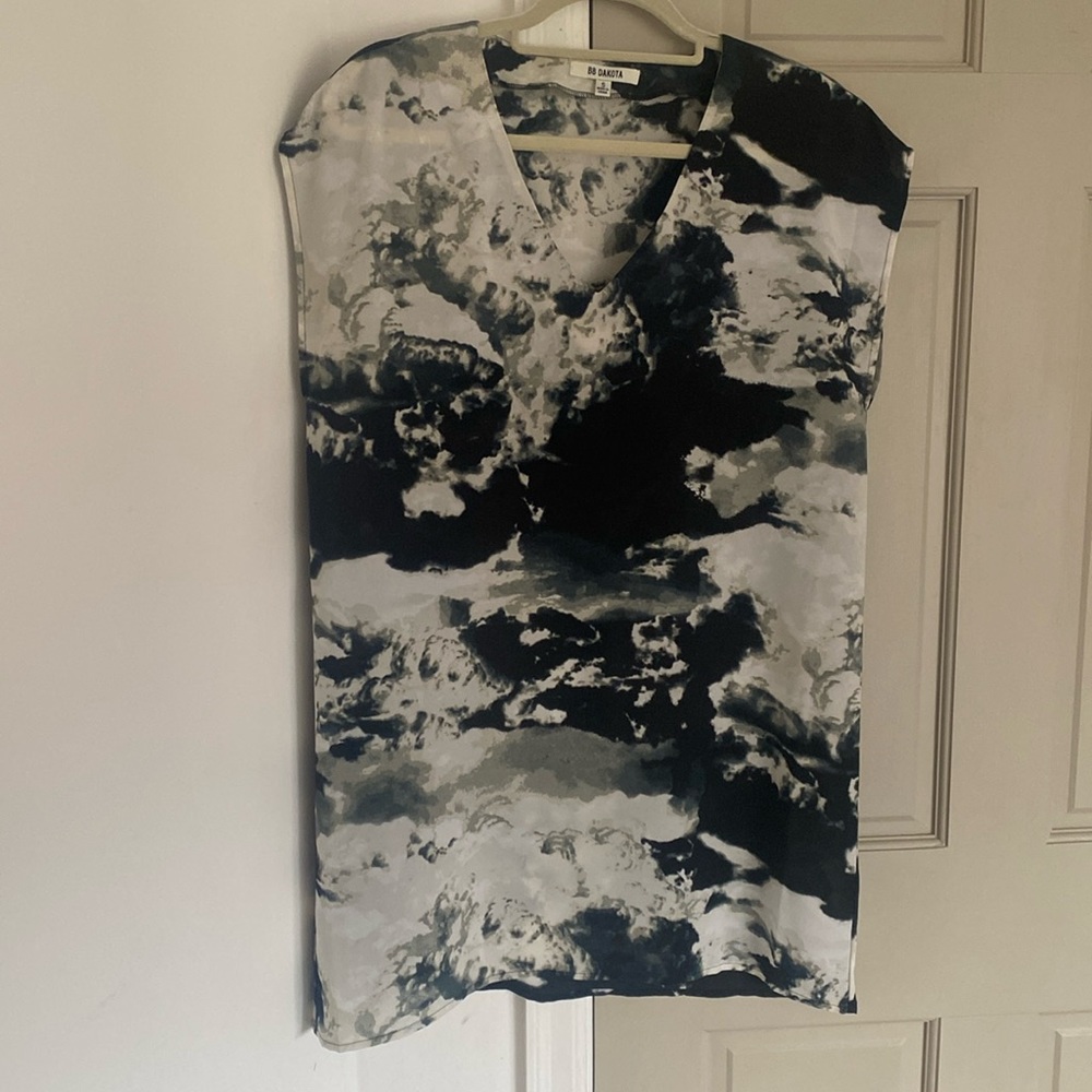 Black and white print v neck tunic